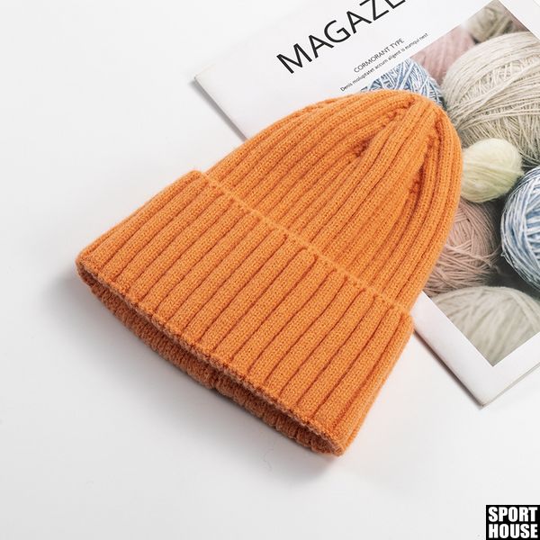 Женская вязаная шапка оранжевого цвета 15 фото